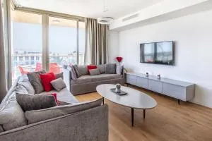 In front of the wall Jerusalem - Sha‘alvim