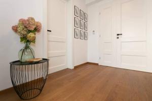 BL - The Penthouse, 24hr Self Check-in, 2 Bedrooms, Fireplace, AC, Panoramic View from main Balcony, 3-minute walk to City Center