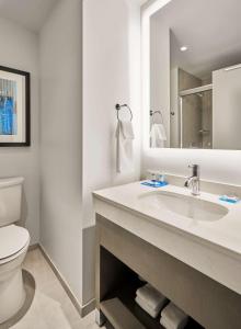 King Room room in Hyatt House Chicago Medical/University District