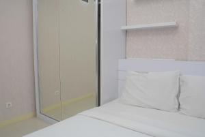 Comfortable 2BR Green Pramuka City Apartment By Travelio