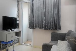 Comfortable 2BR Green Pramuka City Apartment By Travelio