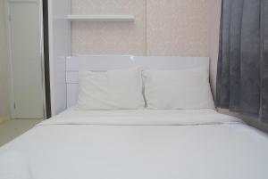 Comfortable 2BR Green Pramuka City Apartment By Travelio