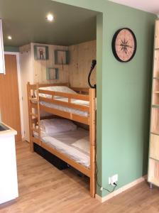 Appartements Les Obiones, Fort Mahon Plage, magnifique studio cabine 4p vue laterale mer avec balcon , parking prive gratuit, wifi, classe 2 etoiles, exposition plein sud en Baie de Somme : photos des chambres