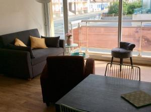 Appartements Les Obiones, Fort Mahon Plage, magnifique studio cabine 4p vue laterale mer avec balcon , parking prive gratuit, wifi, classe 2 etoiles, exposition plein sud en Baie de Somme : photos des chambres