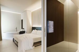 Deluxe Double Room with Bath room in Meo Design Suites & Spa