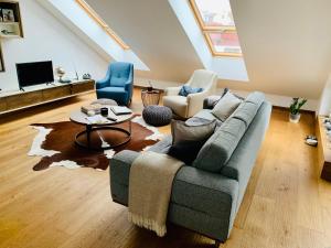 BL - The Penthouse, 24hr Self Check-in, 2 Bedrooms, Fireplace, AC, Panoramic View from main Balcony, 3-minute walk to City Center