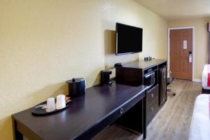 King Room room in OYO Hotel Miami OK I-44