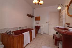 B&B / Chambres d'hotes Domaine des Thomins : Chambre Lit King-Size - Vue sur Jardin