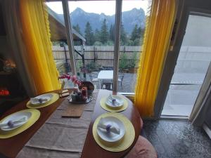 2 mistreti - casute cu vedere la creasta Bucegilor