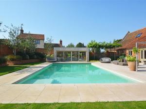 Stylish holiday home in Reepham with outdoor pool