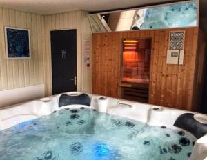 Maisons d'hotes Gite piscine jacuzzi privatises Clos Valentin : photos des chambres