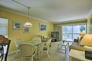 Apartment room in Longboat Key Resort Escape Walk to the Beach