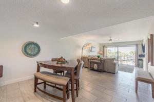 Johns Pass Updated 2B2B - Beach Place #102