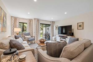 Holiday Home room in New! Renovated Villa with Golf Views Walk to Beach!