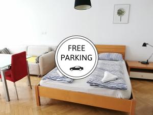 Apartment room in City centre studio with a balcony and free parking