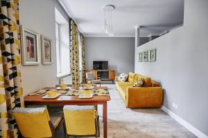 Żółty Apartament DE LUX dla 2 osób Chorzów Katowice - アパートメント, ホジュフ