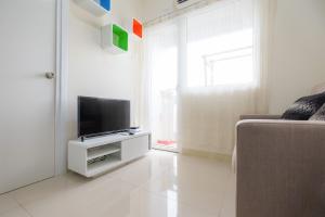 Cozy 2BR at 28th Floor Green Pramuka City Apartment By Travelio