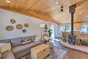 1 Mi to Hiking Chic Show Low Escape with Fire Pit! - Overgaard