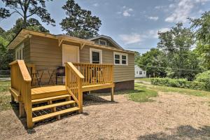 Holiday Home room in Hot Springs Getaway Walk to Oaklawn Casino!