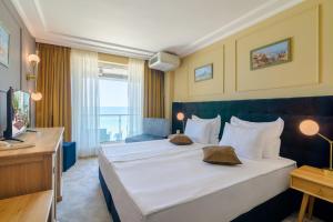 Marina Hotel, Sunny Day