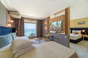 Marina Hotel, Sunny Day