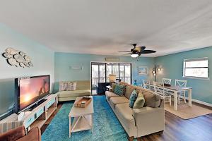 Two-Bedroom Apartment room in Spacious Beach Condo with Pool & Fishing Dock condo