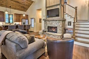 Hike, Fish & Golf! Serene Mtn Retreat in Glenville