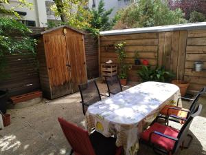 Appartements cosy rare 2 bedroom apartment around a private garden : photos des chambres