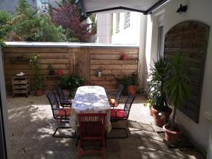 cosy rare 2 bedroom apartment around a private garden
