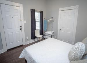 Remodeled Historic 1BR 1BA House Near Downtown