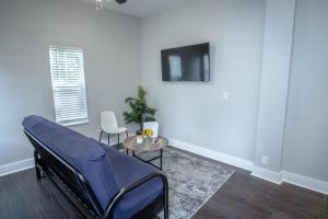 Remodeled Historic 1BR 1BA House Near Downtown