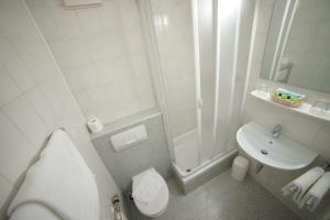 Deluxe Double Room (2 Adults + 1 Child) room in Aparthotel Wangener Landhaus