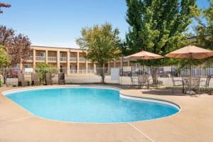 Super 8 by Wyndham WindsorDougall