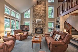 Holiday Home room in 3-Story House with Large Deck in Wintergreen Resort!