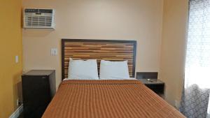 Standard Queen Room room in Holly Crest Hotel - Los Angeles LAX Airport