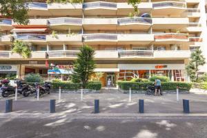 Appartements Cozy studio with terrace close to the Prado beach in Marseille Welkeys : Studio