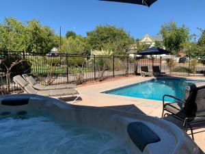 Apartment with Balcony room in The Cottage at 241 North