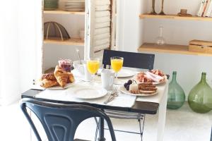 B&B / Chambres d'hotes Maison 1634 - Climatisation, piscine, parking, centre ville, petit-dejeuner compris : Suite avec Baignoire Spa