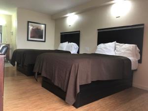 Double Room with Two Double Beds room in Crossroads Inn