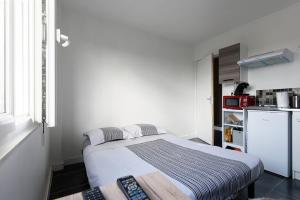 Appartements STUDIO A 300 METRES DE LA GARE et 25 MINUTES DE PARIS EN TRAIN : photos des chambres