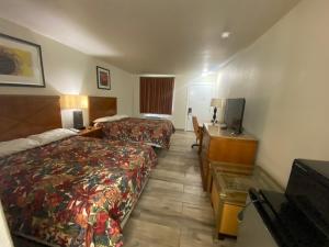 Queen Room with Two Queen Beds room in Cedar Creek Inn