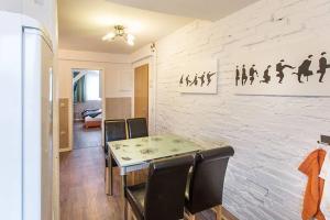 H&H Apartment im Herzen der Stadt Nr 17-Karl mit Küche, Wohnzimmer und Esstisch