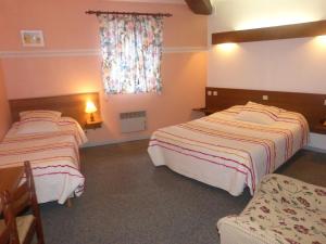 Hotels Hotel du Donjon : Chambre Triple