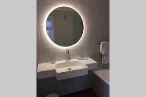 Attique Saint Pierre - Dans le ciel des teinturiers