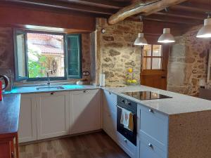 A Casa dos Avós es una casa de Piedra de 1850 con Piscina y en plena Naturaleza en Galicia