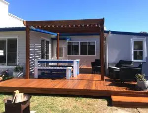 SHELLHARBOUR BEACH COTTAGE - Stroll to Beach flags - Back gate straight to Beach, Front gate walk to new Marina - Dunmore