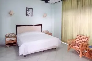 RedDoorz Plus near Tugu Mercusuar Anyer - 安耶尔