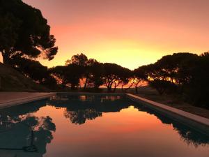 DOMAINE DE LA COLLINE- composé de 2 villas jumelées louées ensemble, 8 ch,16 pers -Cadre enchanteur - Piscine clôturée-RAMATUELLE