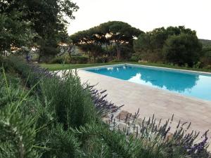 Maisons de vacances DOMAINE DE LA COLLINE- compose de 2 villas jumelees louees ensemble, 8 ch,16 pers -Cadre enchanteur - Piscine cloturee-RAMATUELLE : photos des chambres