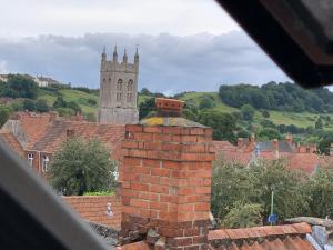 Glastonbury Secret Retreat - 1 BD Split-Level Apt, Sleeps 3